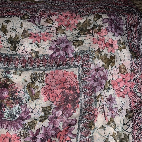 Gorgeous Scarf 💐 - Picture 3 of 5